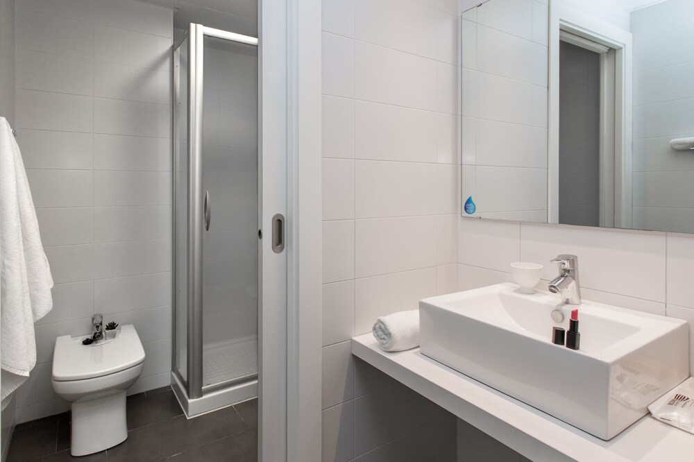 Apartment, 1 Bedroom, Balcony, City View (1-3 pax) - Bathroom