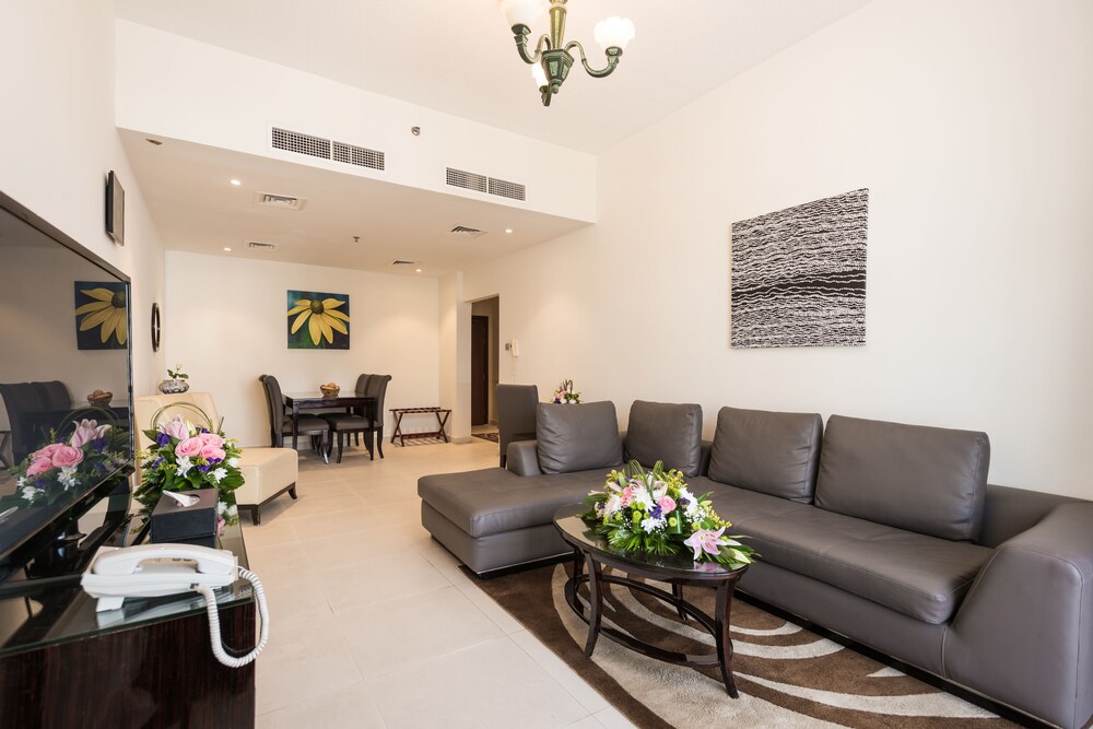 Apartment, 2 Bedrooms - Living Room