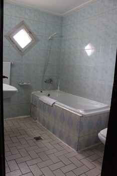 Deep Soaking Bathtub