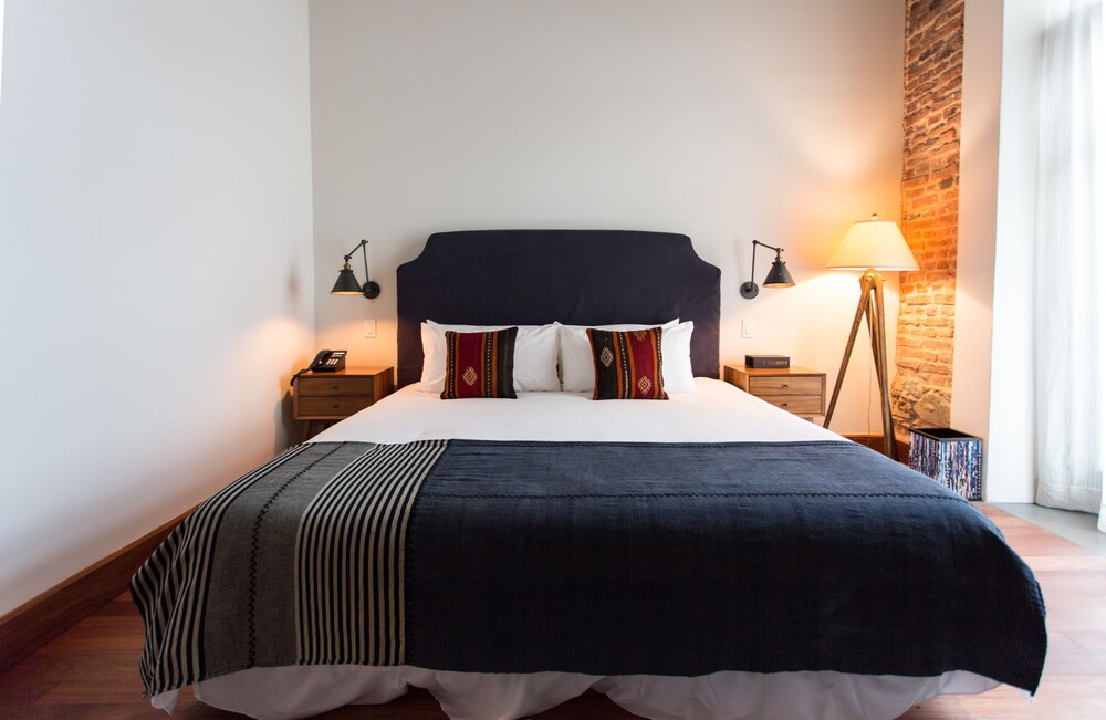 Deluxe Room, 1 King Bed, Non Smoking, Connecting Rooms - Guestroom