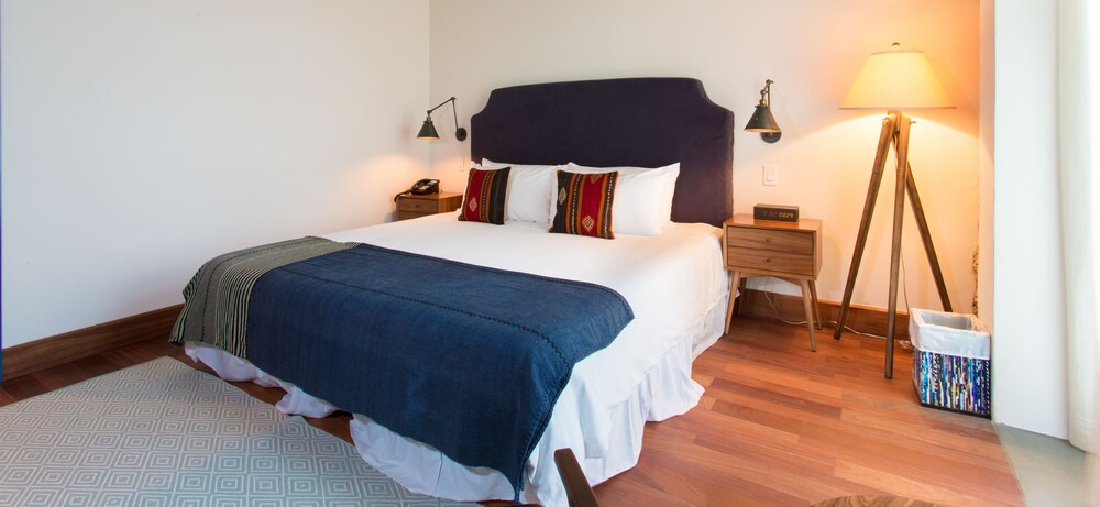 Deluxe Room, 1 King Bed, Non Smoking, Connecting Rooms - Guestroom