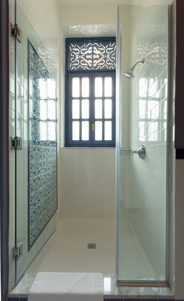 Deluxe Double Room, 2 Double Beds, Non Smoking, Connecting Rooms - Bathroom Shower