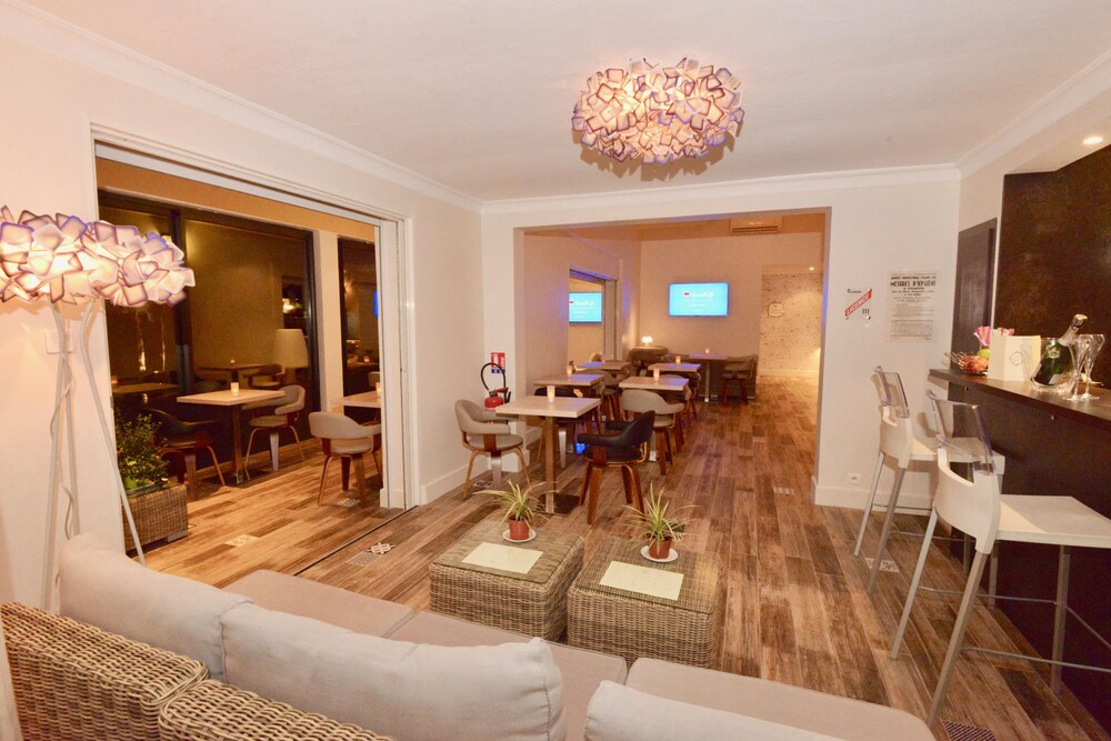 Hotel Lounge