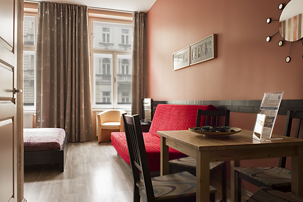 Club Studio - Guestroom