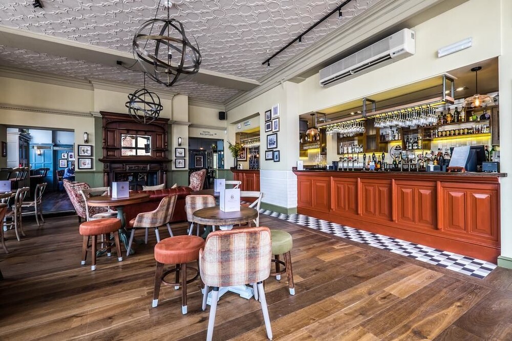 Hotel Bar
