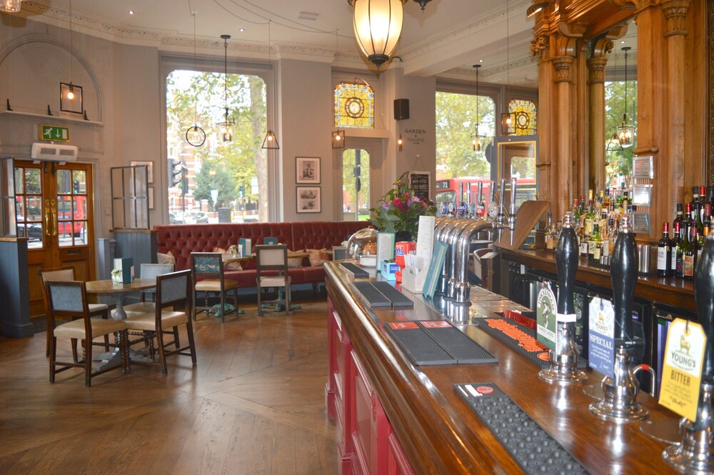 Hotel Bar