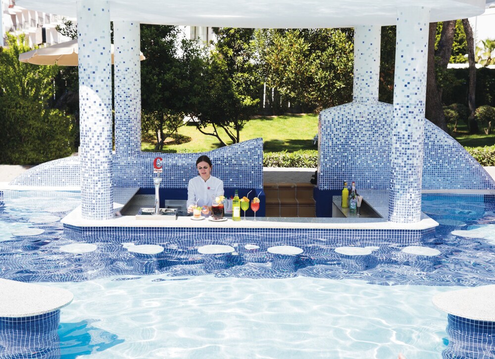 Bar junto a la piscina