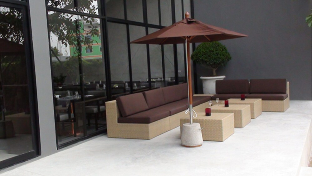 Poolside Bar