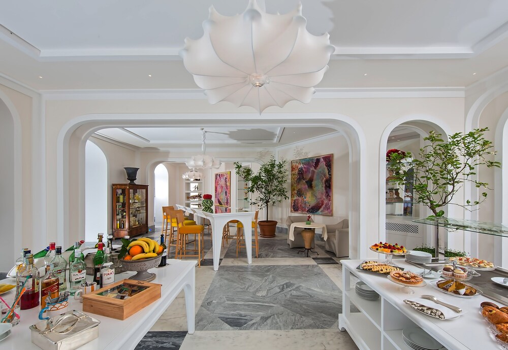 Hotel Lounge
