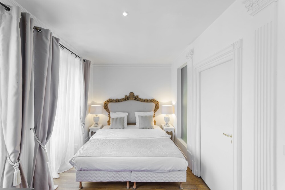 Grand Penthouse, 1 King Bed, Hot Tub, City View - Featured Image