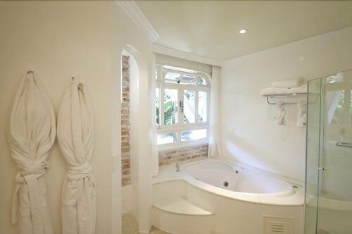 Deep Soaking Bathtub