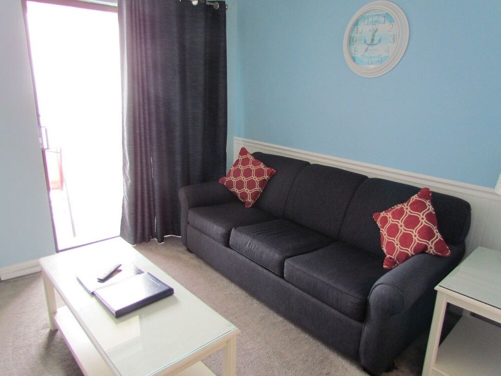 Deluxe Studio, 1 Queen Bed with Sofa bed, Ocean View, Tower - Living Room