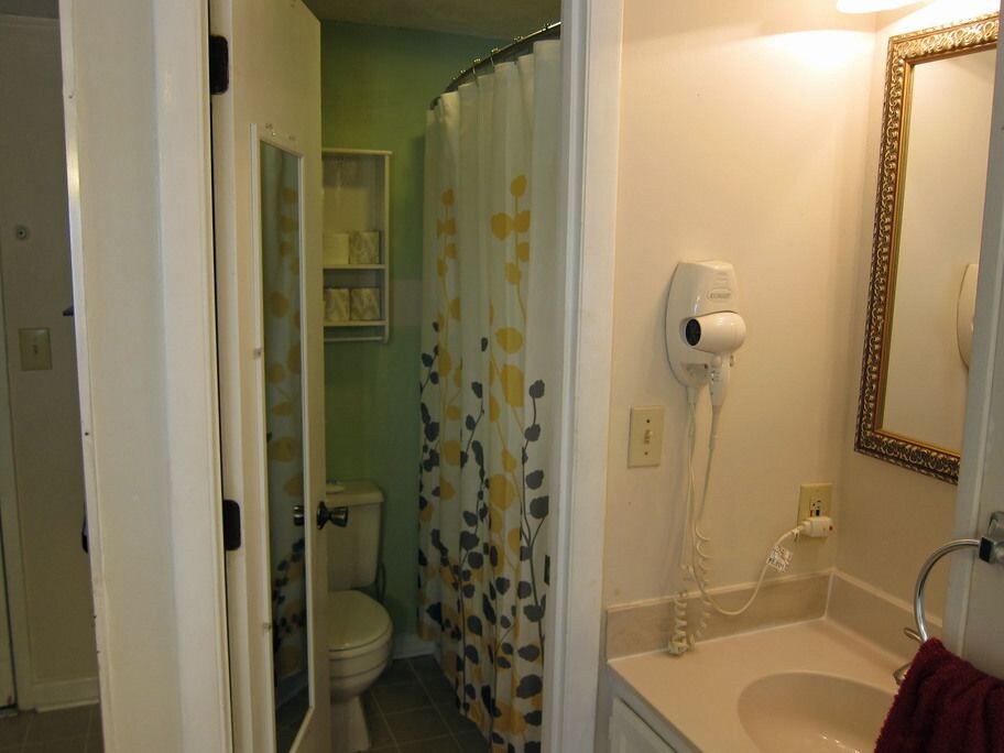 Deluxe Studio, 1 Queen Bed with Sofa bed, Ocean View, Tower - Bathroom