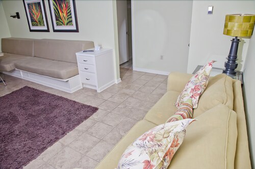 Deluxe Condo, 2 Bedrooms, Kitchen, Ocean View - Living Room