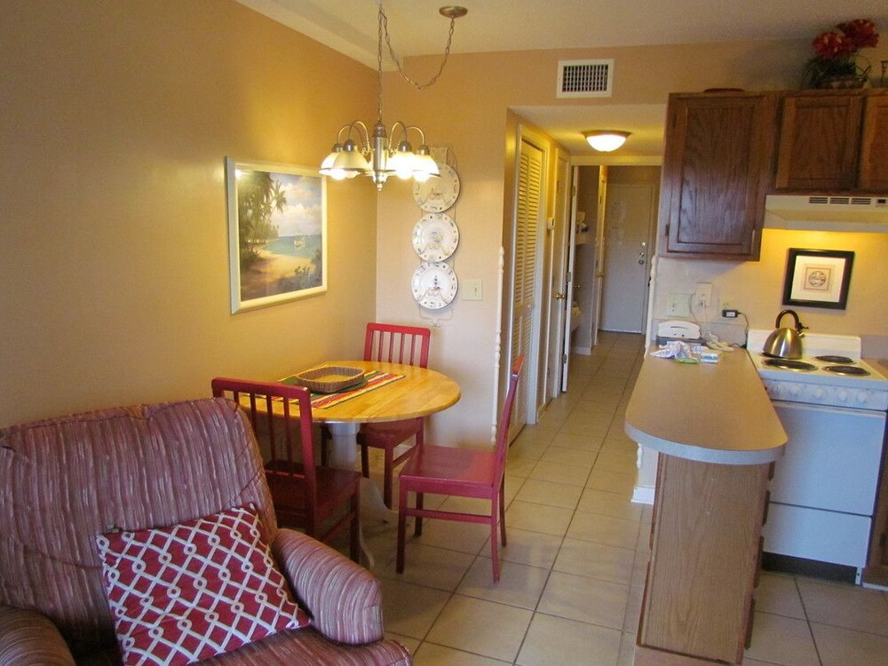 Deluxe Condo, 1 Bedroom, Kitchen, Partial Ocean View - In-Room Dining