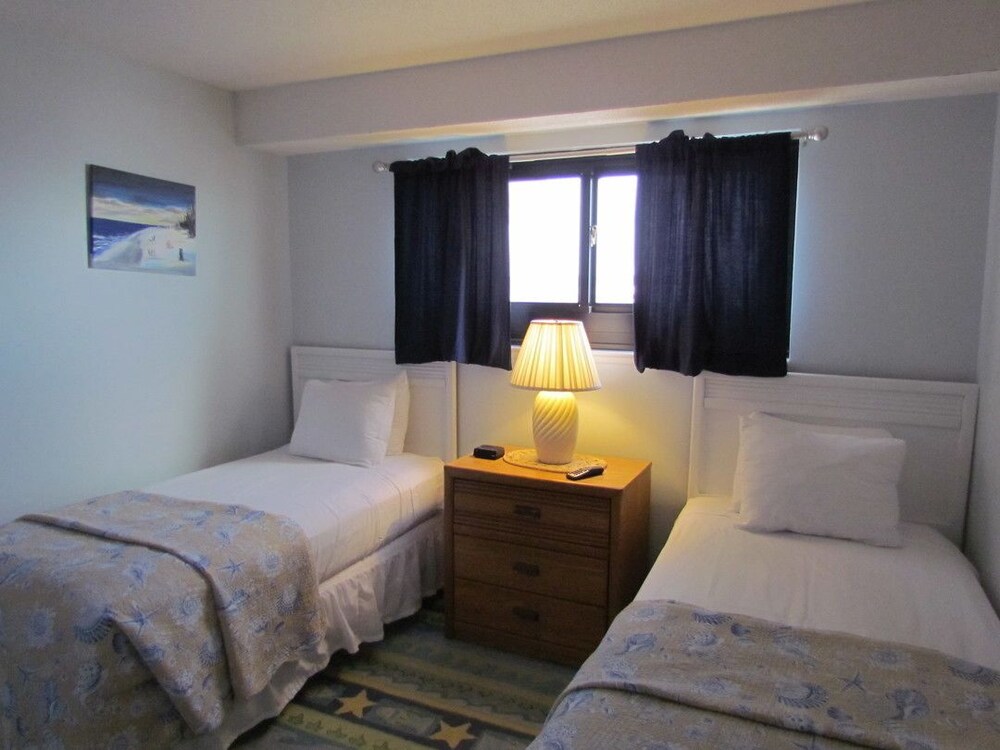 Deluxe Condo, 2 Bedrooms, Kitchen, Ocean View - Guestroom