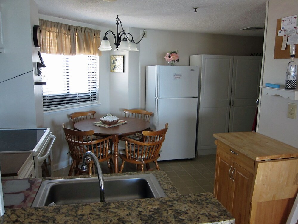 Deluxe Studio, 1 Queen Bed with Sofa bed, Ocean View, Tower - In-Room Dining