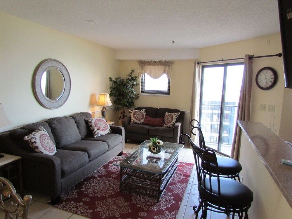 Deluxe Condo, 2 Bedrooms, Kitchen, Ocean View - Living Room