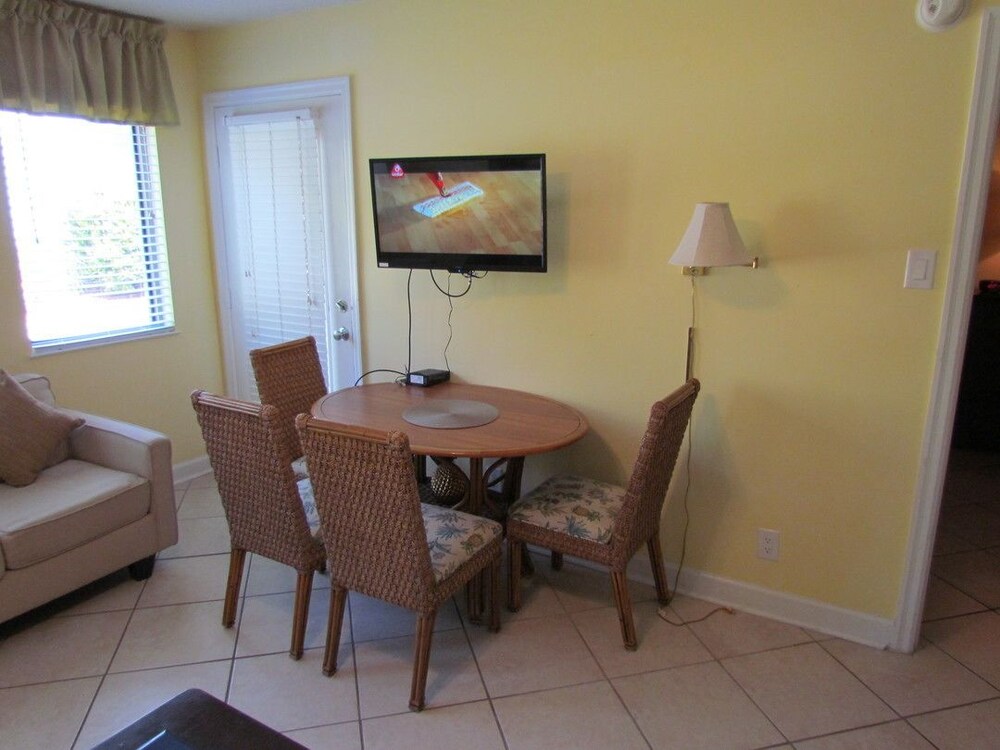 Deluxe Condo, 2 Bedrooms, Kitchen, Park View (Bedding May Vary) - In-Room Dining