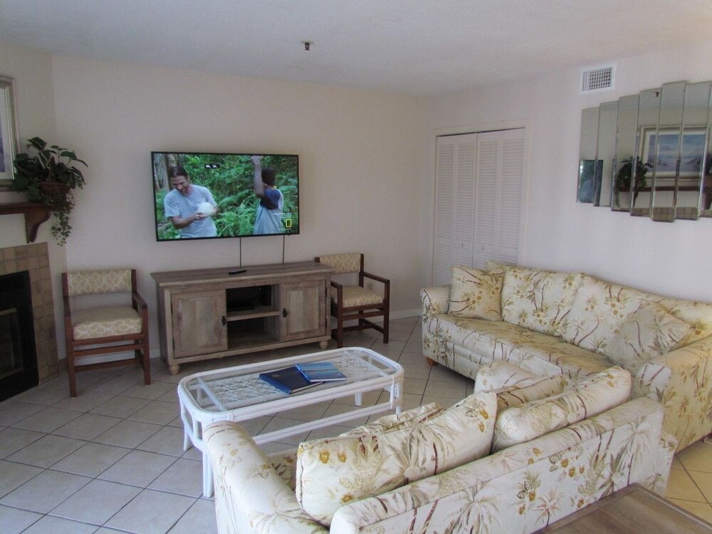 Deluxe Condo, 2 Bedrooms, Kitchen, Park View (Bedding May Vary) - Living Room