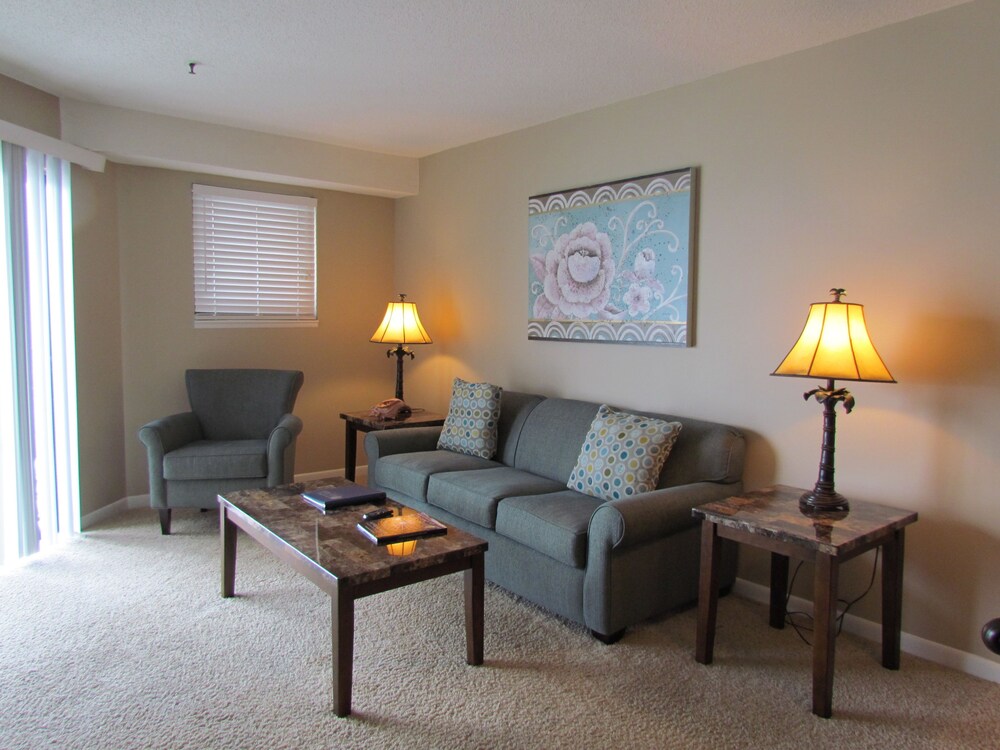 Deluxe Condo, 2 Bedrooms, Kitchen, Ocean View - In-Room Dining