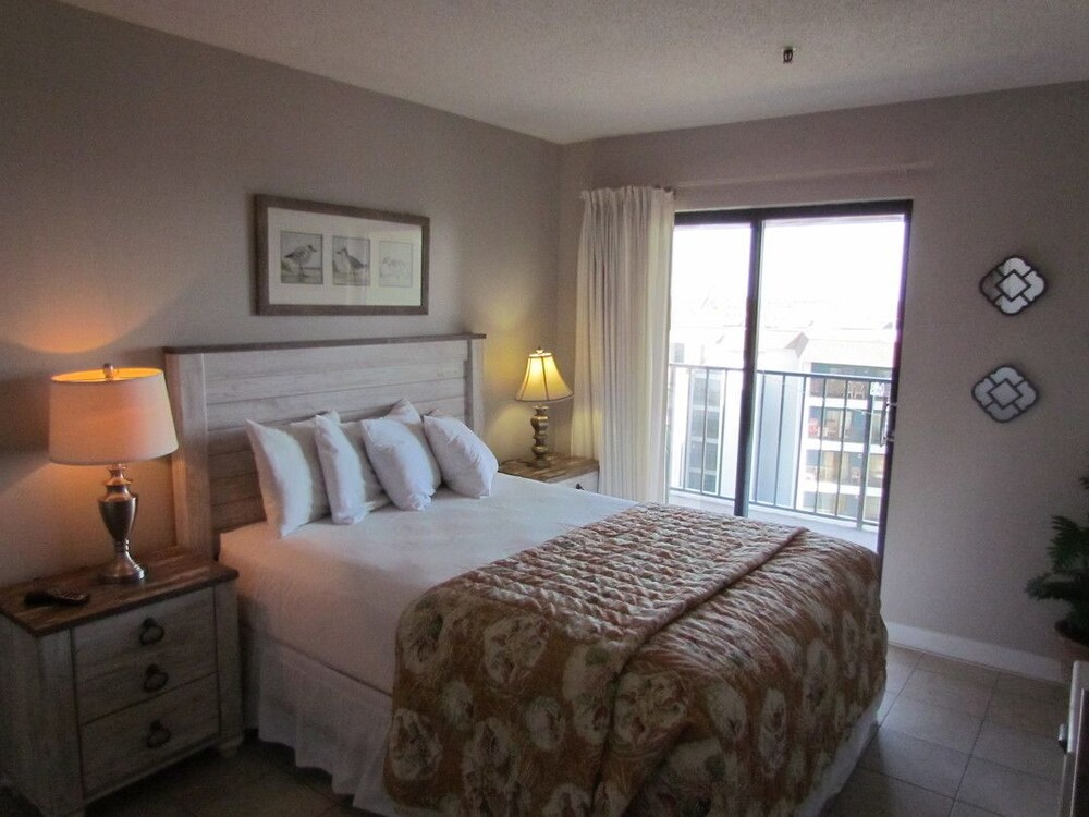 Deluxe Condo, 2 Bedrooms, Kitchen, Ocean View - Guestroom