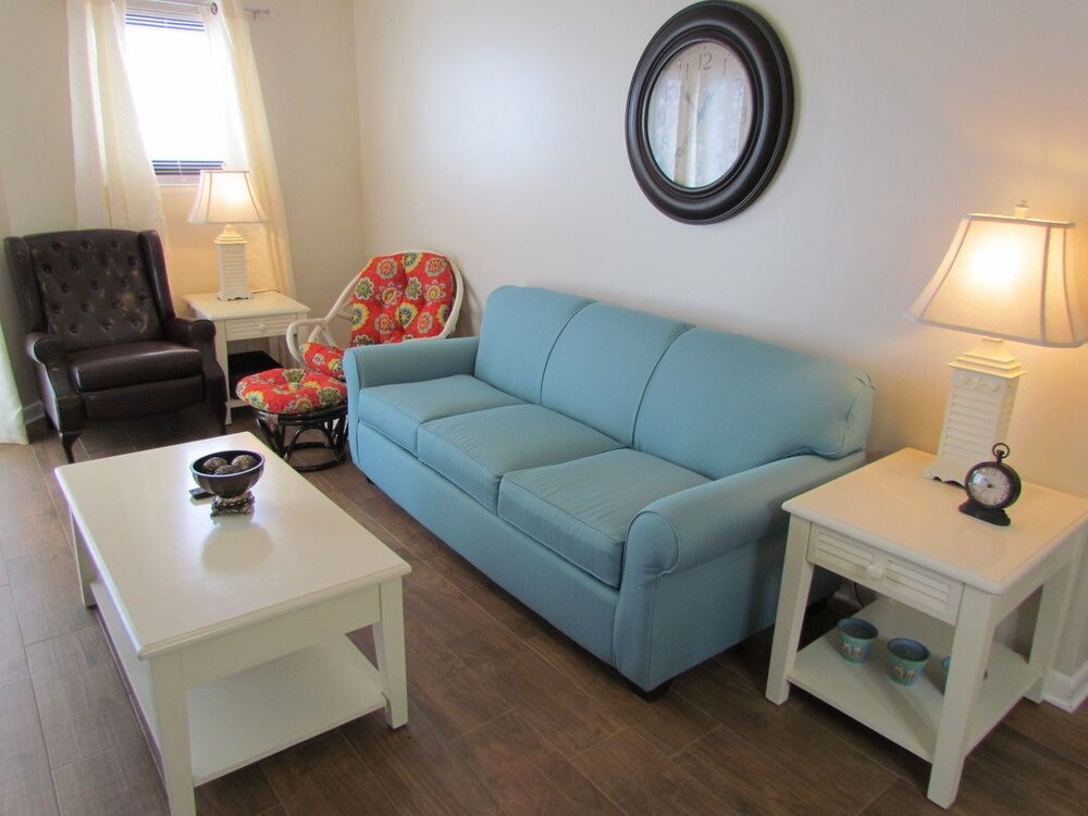 Deluxe Condo, 2 Bedrooms, Kitchen, Ocean View - Living Room