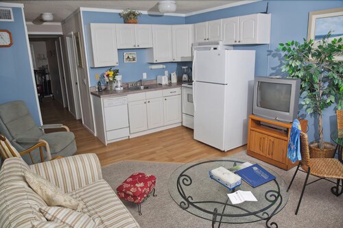 Deluxe Condo, 1 Bedroom, Kitchen, Partial Ocean View - Living Area