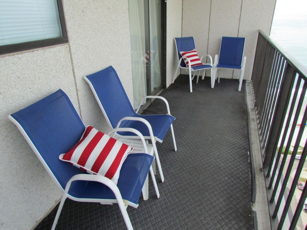 Deluxe Condo, 2 Bedrooms, Kitchen, Ocean View - Balcony
