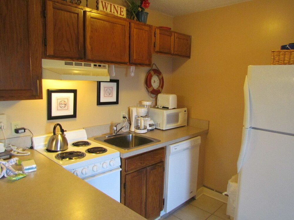 Deluxe Condo, 1 Bedroom, Kitchen, Partial Ocean View - In-Room Kitchen
