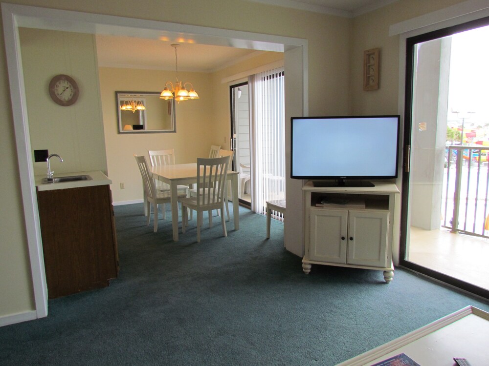 Deluxe Condo, 2 Bedrooms, Balcony, Ocean View - In-Room Dining
