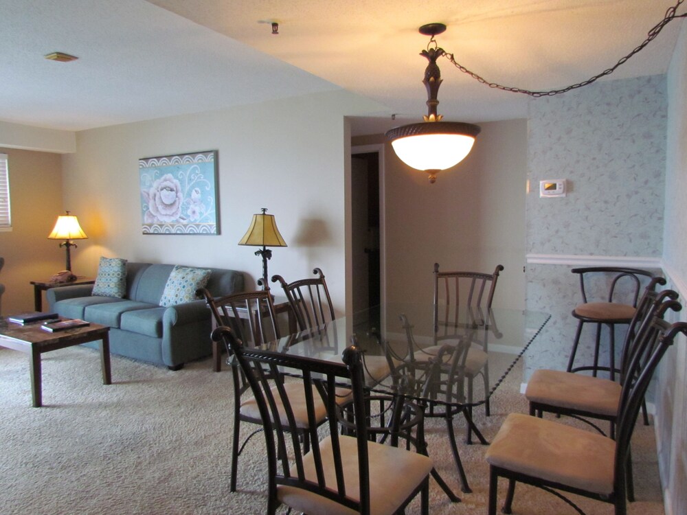 Deluxe Condo, 2 Bedrooms, Kitchen, Ocean View - In-Room Dining