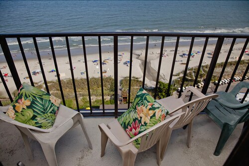 Deluxe Studio, 1 Queen Bed with Sofa bed, Oceanfront - Guestroom View