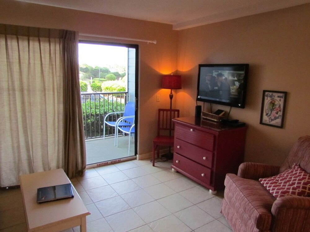 Deluxe Condo, 1 Bedroom, Kitchen, Partial Ocean View - Living Room
