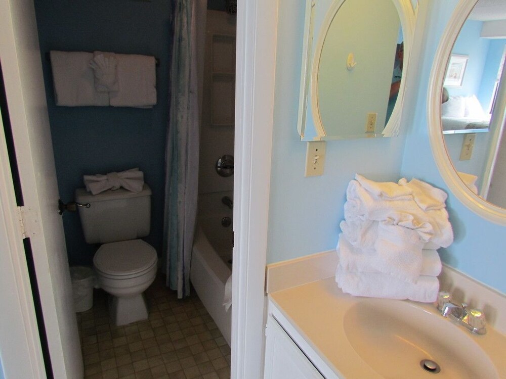 Deluxe Studio, 1 Queen Bed with Sofa bed, Ocean View, Tower - Bathroom