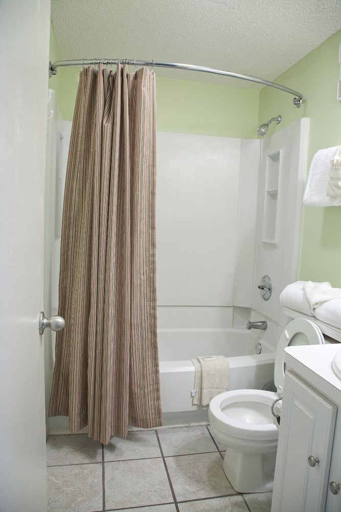 Deluxe Condo, 2 Bedrooms, Kitchen, Ocean View - Bathroom
