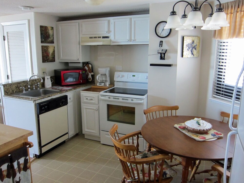 Deluxe Studio, 1 Queen Bed with Sofa bed, Ocean View, Tower - In-Room Kitchen