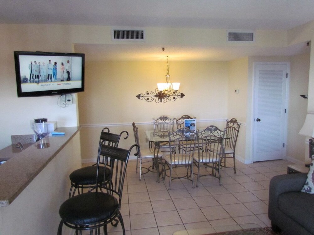 Deluxe Condo, 2 Bedrooms, Kitchen, Ocean View - In-Room Dining