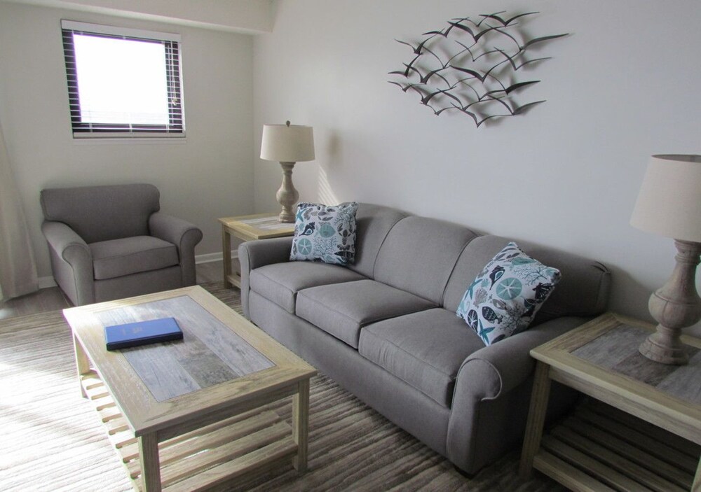 Deluxe Condo, 2 Bedrooms, Kitchen, Ocean View - Living Area
