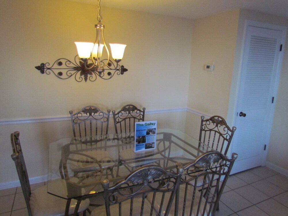 Deluxe Condo, 2 Bedrooms, Kitchen, Ocean View - In-Room Dining