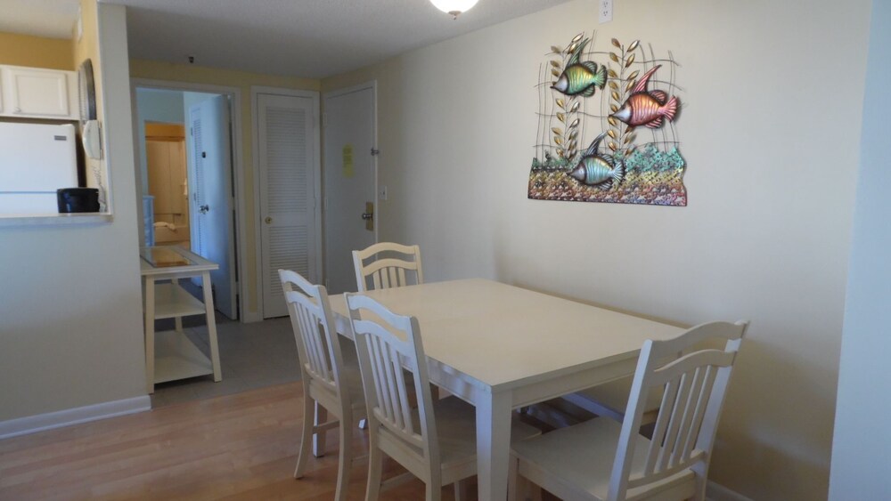 Deluxe Condo, 2 Bedrooms, Kitchen, Ocean View - In-Room Dining