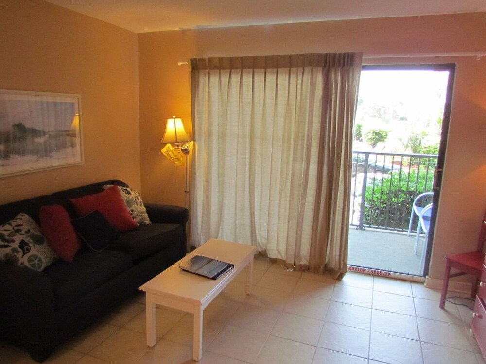 Deluxe Condo, 1 Bedroom, Kitchen, Partial Ocean View - Living Room