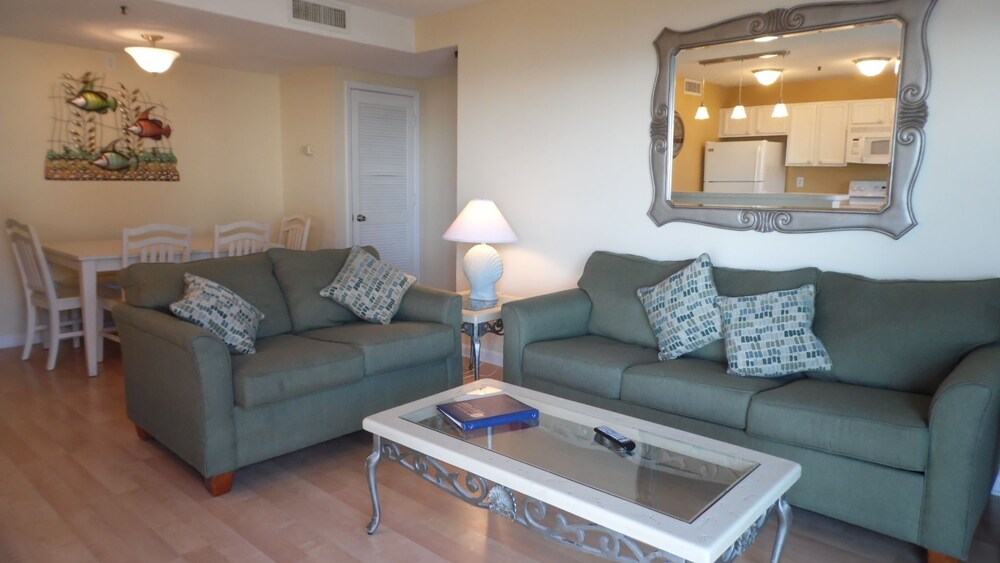 Deluxe Condo, 2 Bedrooms, Kitchen, Ocean View - Living Room