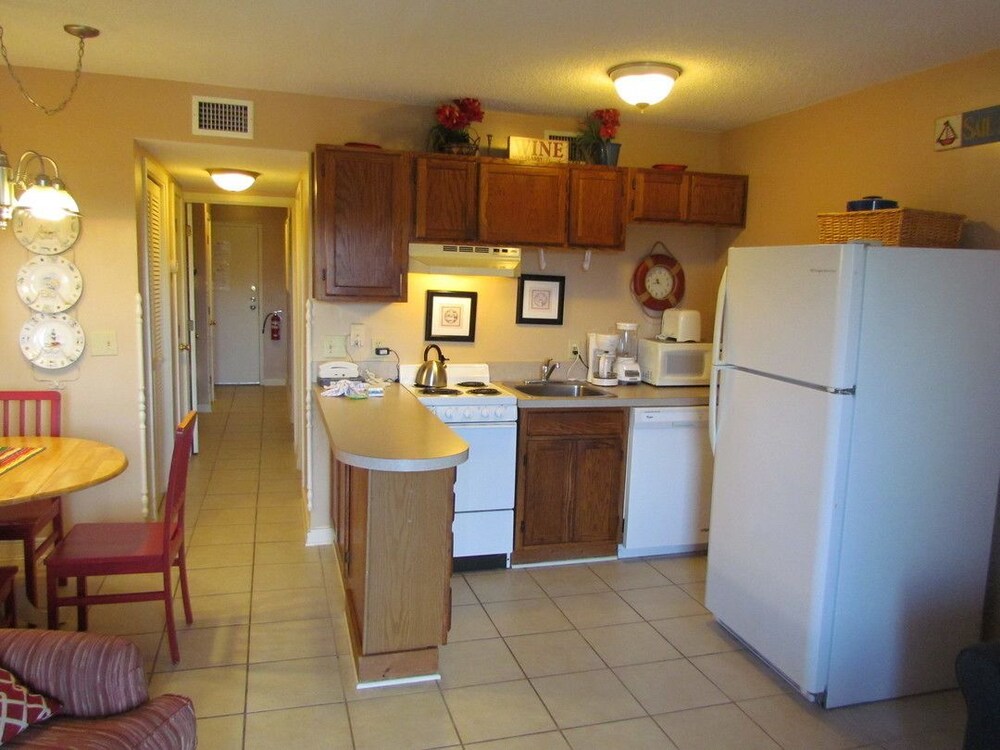 Deluxe Condo, 1 Bedroom, Kitchen, Partial Ocean View - In-Room Kitchen