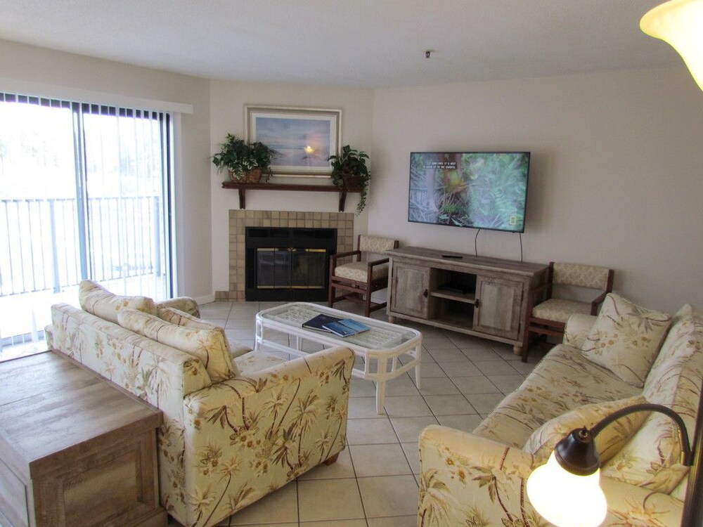Deluxe Condo, 2 Bedrooms, Kitchen, Park View (Bedding May Vary) - Living Room