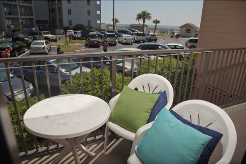Deluxe Condo, 2 Bedrooms, Kitchen, Partial Ocean View