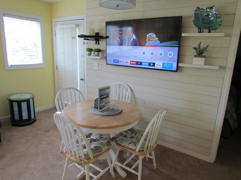 Deluxe Condo, 2 Bedrooms, Kitchen, Park View (Bedding May Vary) - In-Room Dining