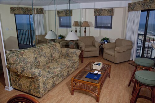 Deluxe Condo, 2 Bedrooms, Kitchen, Ocean View - Living Room
