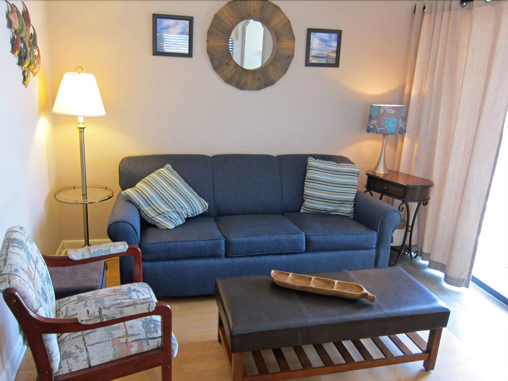 Deluxe Studio, 1 Queen Bed with Sofa bed, Ocean View, Tower - Living Area