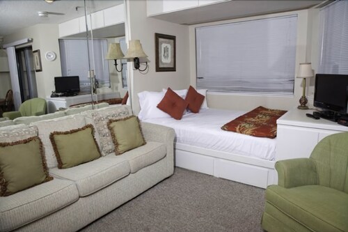 Deluxe Studio, 1 Queen Bed with Sofa bed, Oceanfront - Living Room